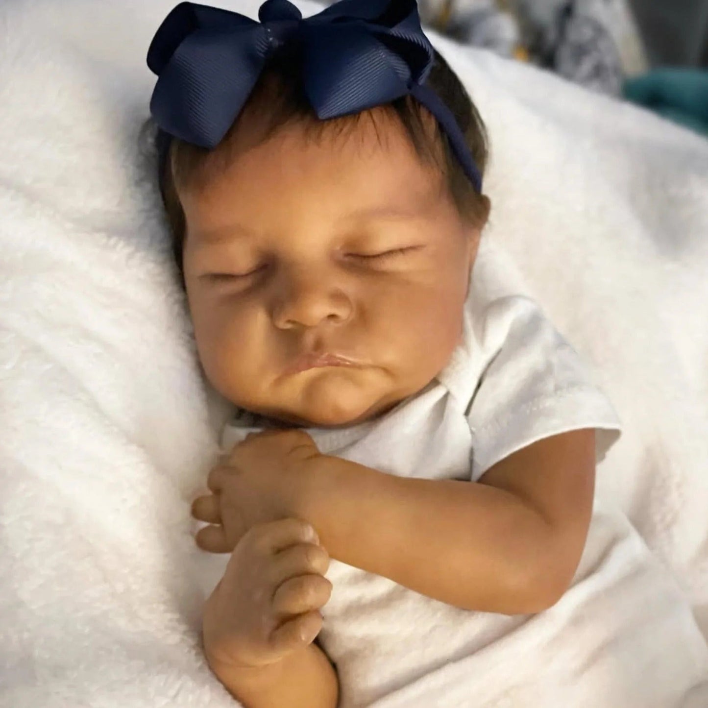 Poupée reborn Levi de 45cm yeux fermés peau foncée et cheveux courts