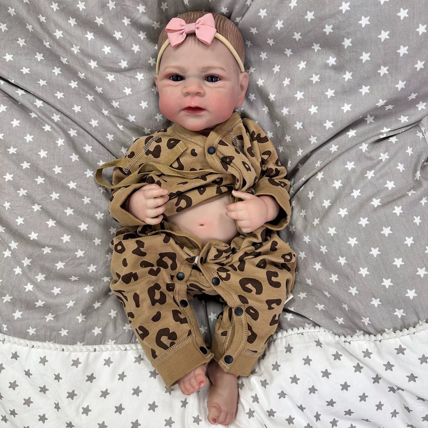 Bébé fille reborn de 50 cm yeux ouverts en tenue léopard - Elijah