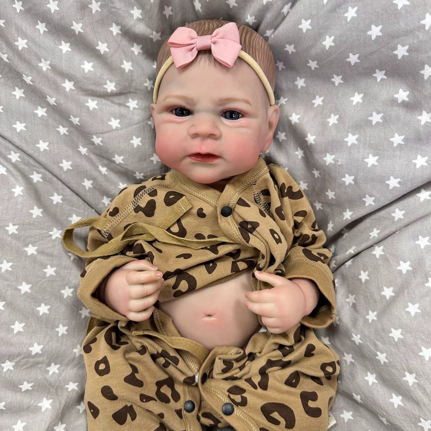 Bébé fille reborn de 50 cm yeux ouverts en tenue léopard - Elijah