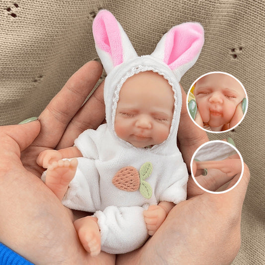 Poupée reborn miniature Pascale de 15 cm yeux fermés en silicone vêtue d'une tenue de lapin blanc
