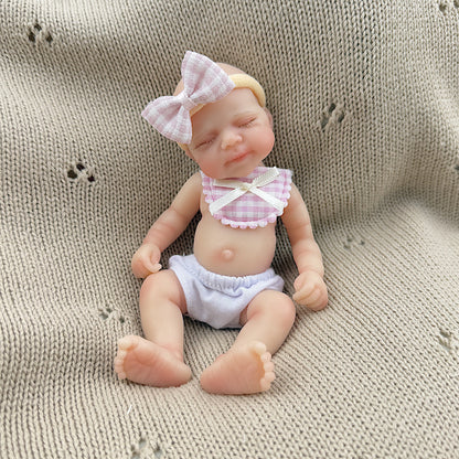 Poupée reborn miniature Pascale de 15 cm yeux fermés en silicone avec bavoir à carreaux roses