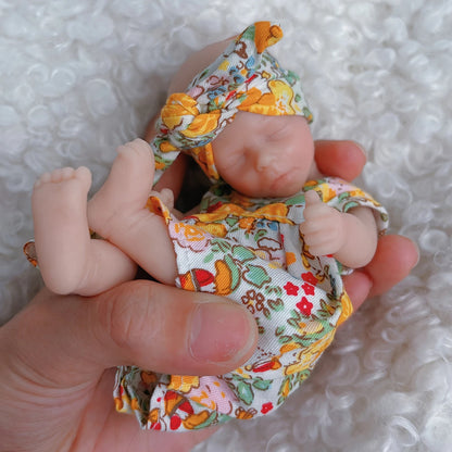 Poupée reborn miniature de 15 cm (6 pouces) yeux fermés fille en vêtements jaunes - Darren