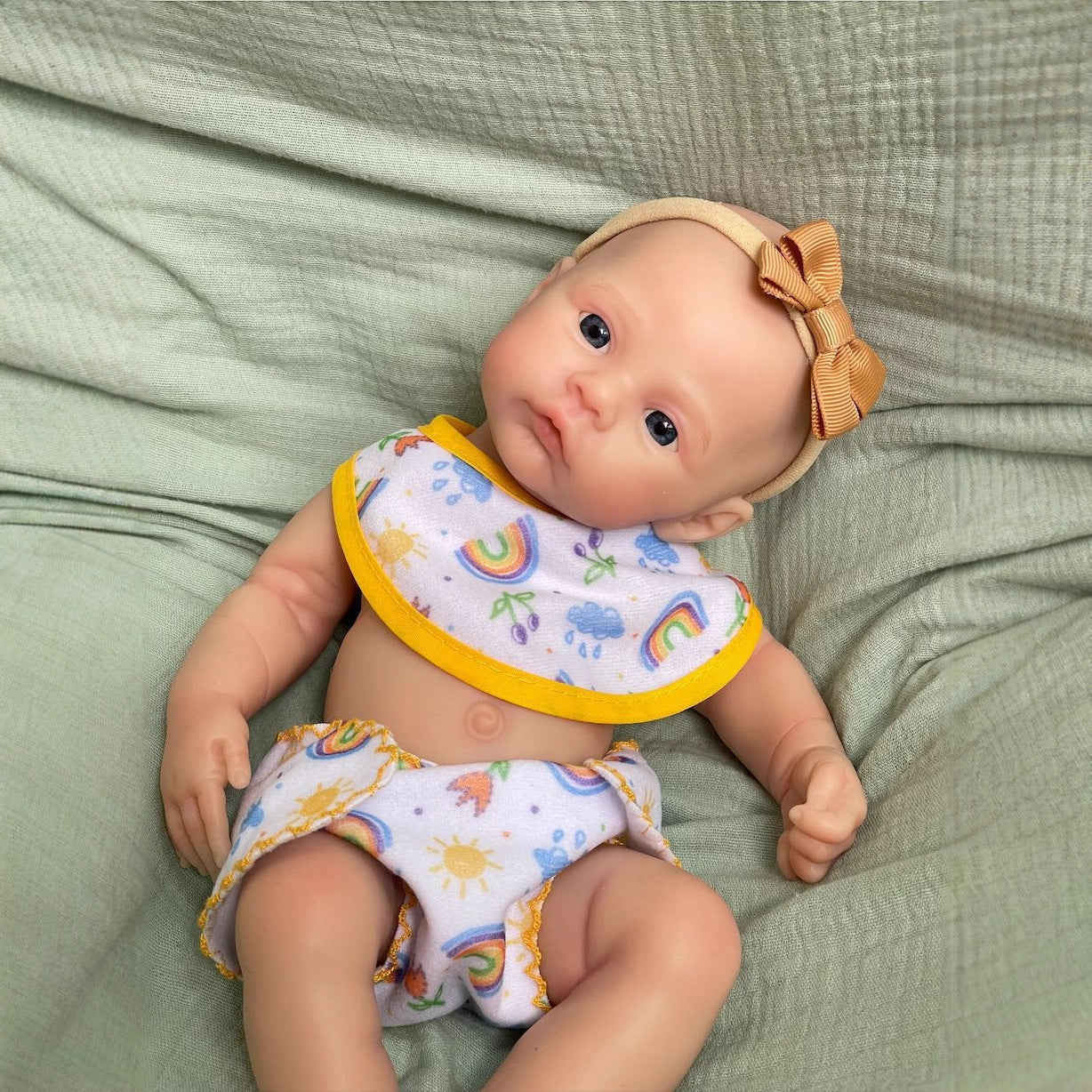 Bébé reborn fille de 30 cm en silicone souple yeux ouverts - Prairie