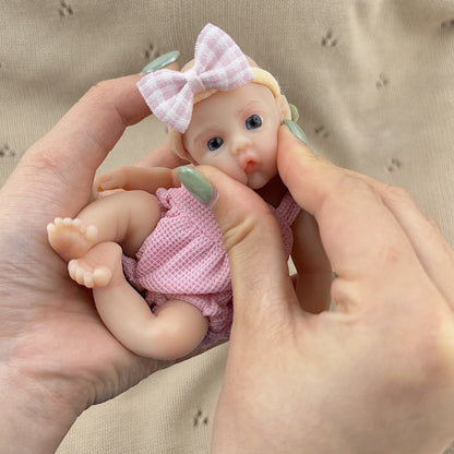 Poupée reborn miniature extensible en silicone de 15 cm couleur prairie vêtue d'une salopette rose
