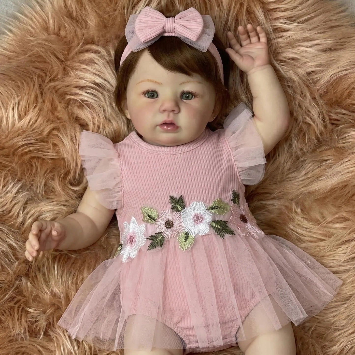 Bébé reborn Abigail de 48 cm (19 pouces) cheveux courts en robe rose