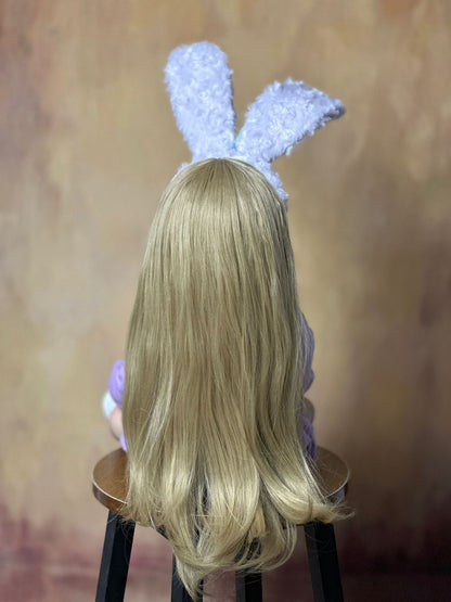 Bébé reborn de 55 cm yeux ouverts longs cheveux vêtue de vêtements violets et d'un serre-tête à oreilles de lapin - Betty