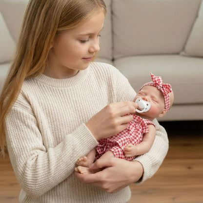 Poupée reborn Pascale en silicone de 30cm avec bouche ouvrante vêtue d'une robe à carreaux rouges