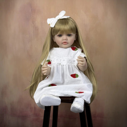 Bébé reborn Betty 55 cm yeux ouverts longs cheveux blonds en robe blanche