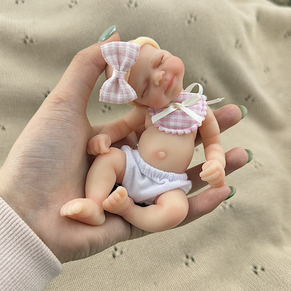 Poupée reborn miniature Pascale de 15 cm yeux fermés en silicone avec bavoir à carreaux roses