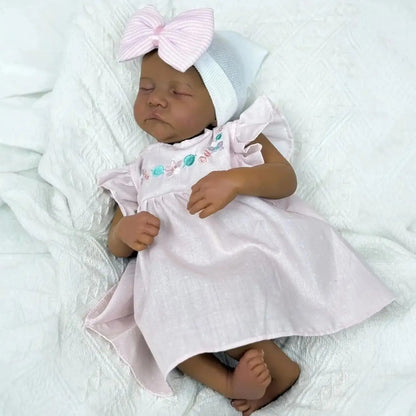 Bébé Reborn Levi de 48cm yeux fermés peau foncée corps doux en robe rose