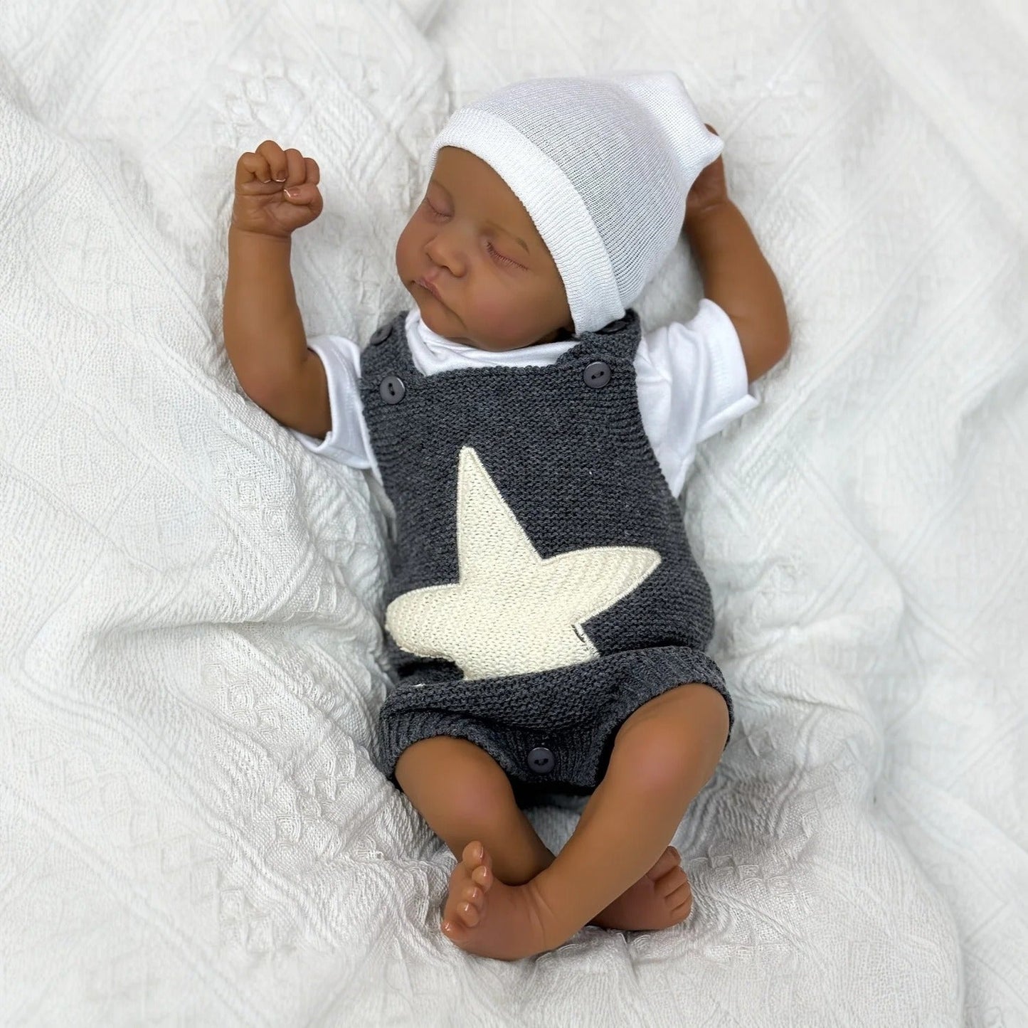 Bébé Reborn Levi Perry de 45cm yeux fermés peau foncée corps doux