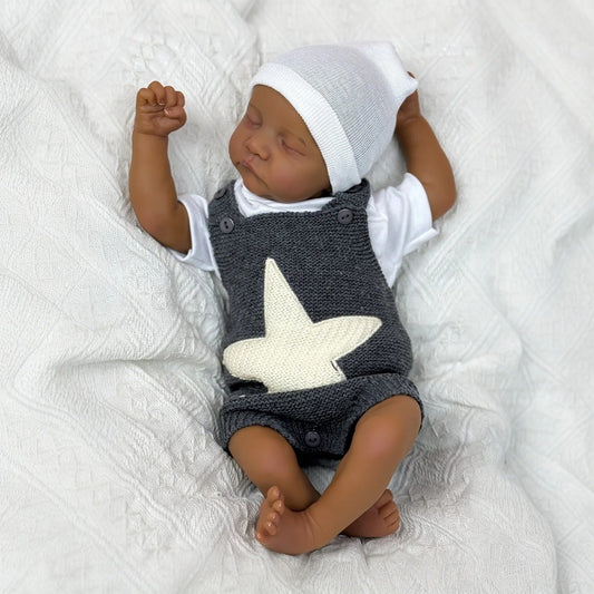 Bébé Reborn Levi Perry de 45cm yeux fermés peau foncée corps doux