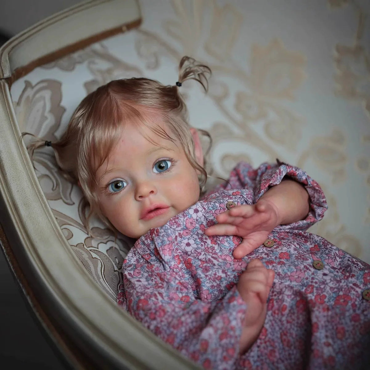 Poupée Reborn Suesue de 60 cm cheveux blonds yeux ouverts vêtements à fleurs violettes