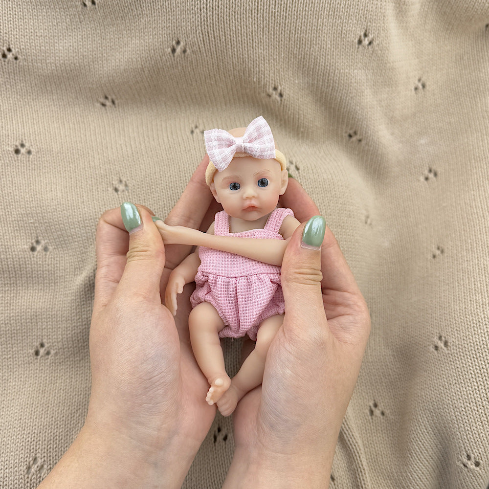 Poupée reborn miniature extensible en silicone de 15 cm couleur prairie vêtue d'une salopette rose