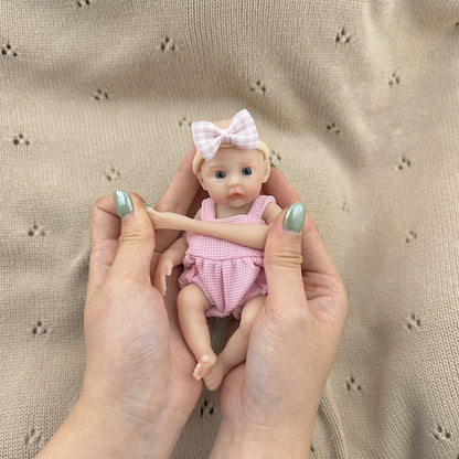 Poupée reborn miniature extensible en silicone de 15 cm couleur prairie vêtue d'une salopette rose