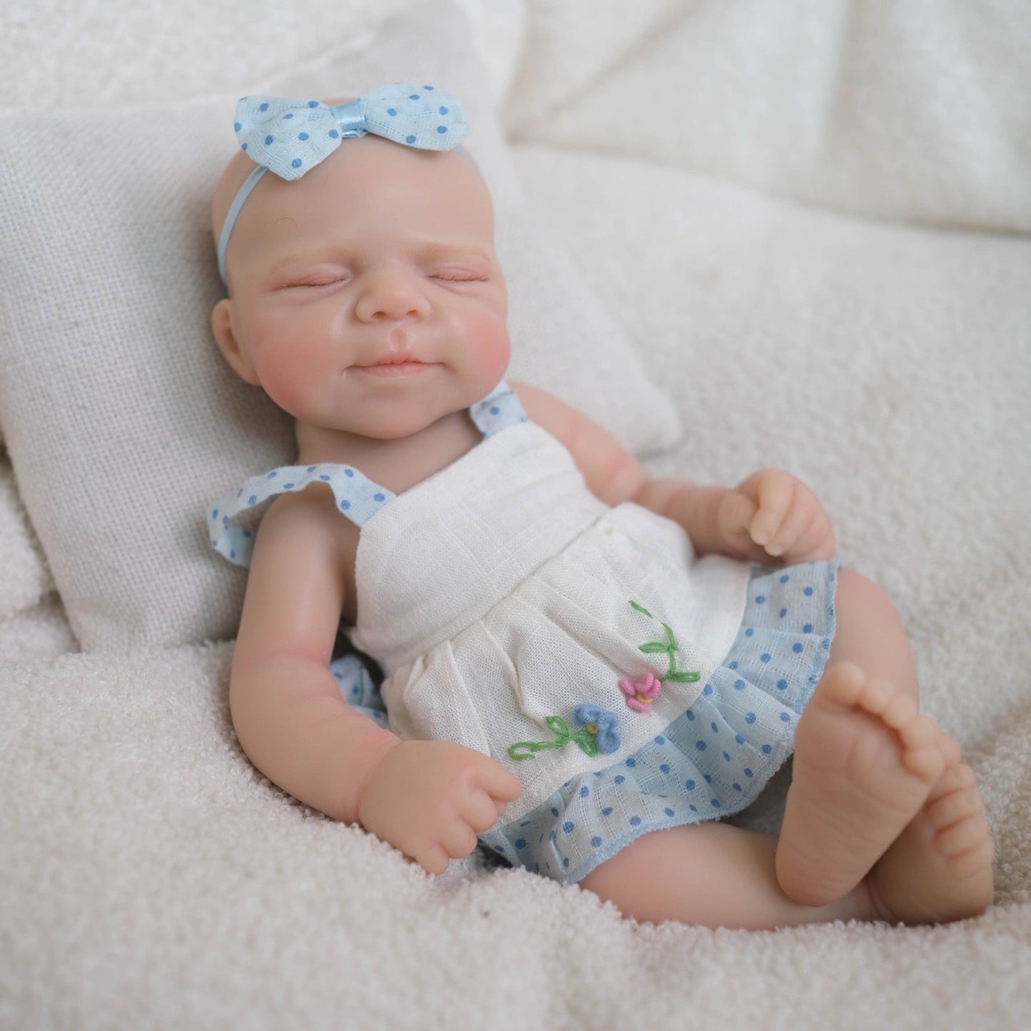 Bébé reborn Pascale en silicone de 20 cm fille vêtue d'une robe bleue
