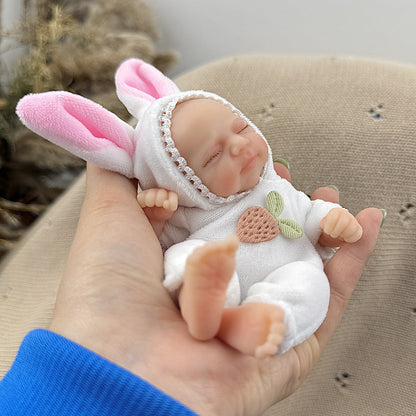 Poupée reborn miniature Pascale de 15 cm yeux fermés en silicone vêtue d'une tenue de lapin blanc