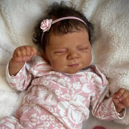 Bébé fille reborn Pasacale endormie à la peau foncée réaliste de 48cm