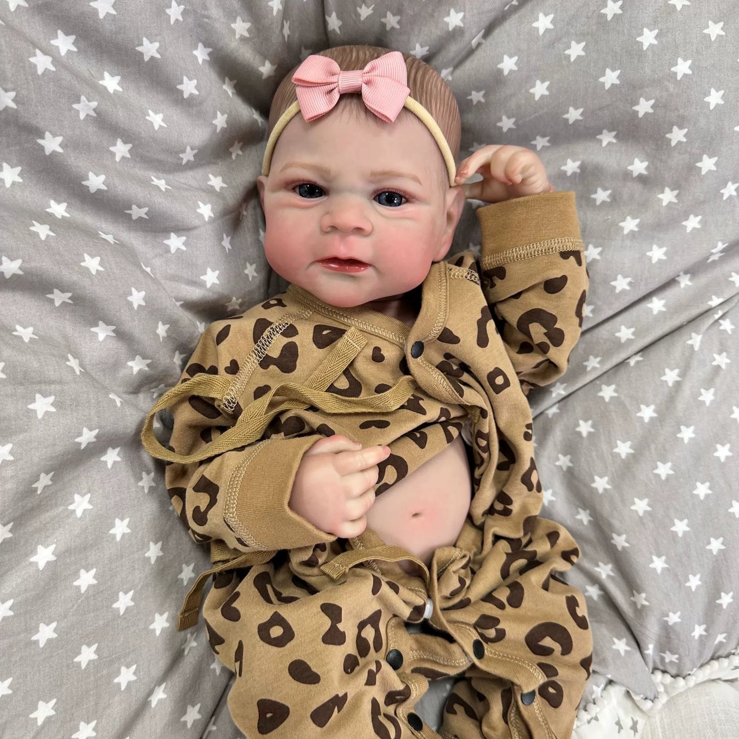 Bébé fille reborn de 50 cm yeux ouverts en tenue léopard - Elijah