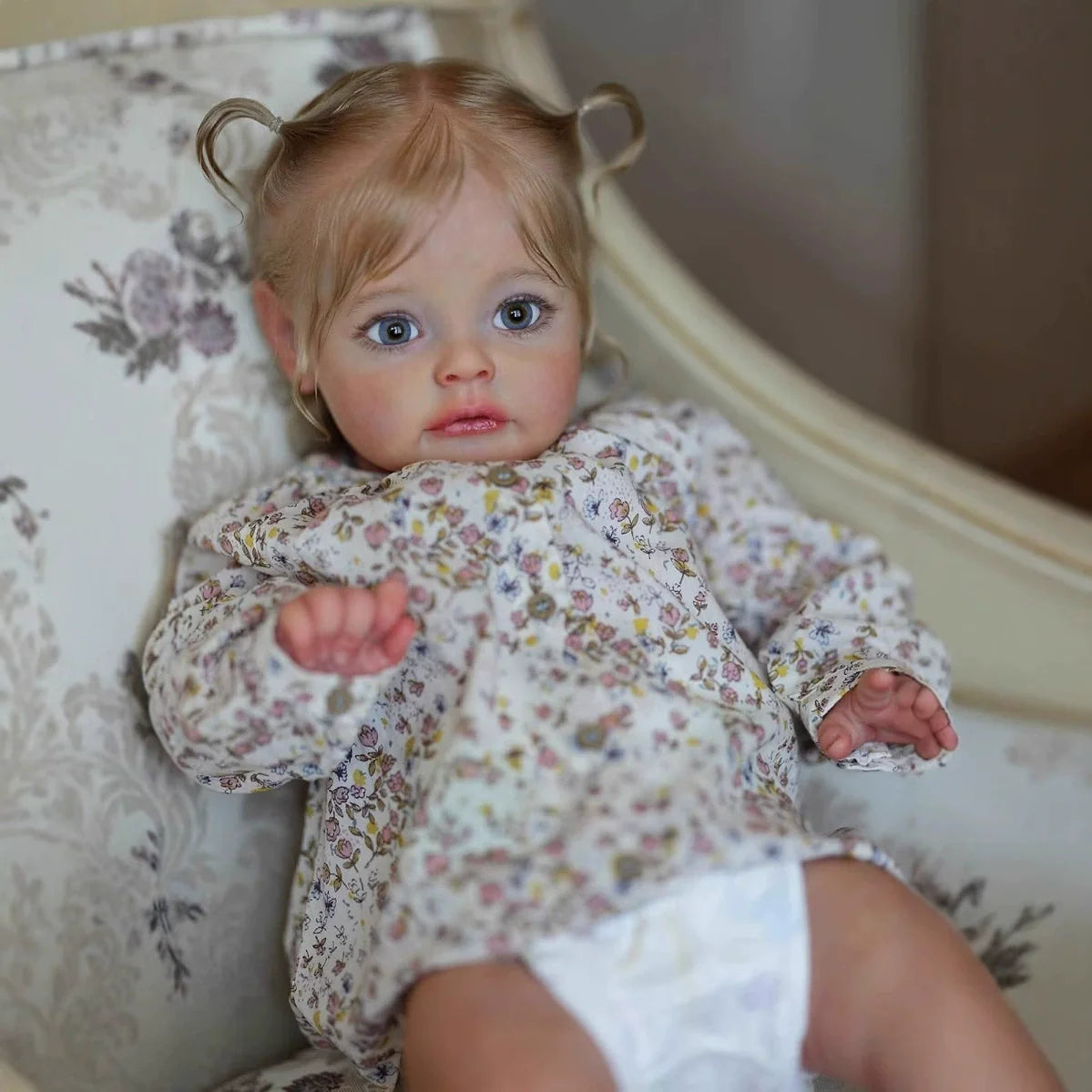Poupée Reborn Suesue de 60 cm yeux bleus cheveux blonds vêtements à fleurs