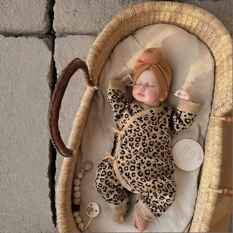 Poupée reborn Loulou de 50 cm yeux fermés vêtue de vêtements à imprimé léopard