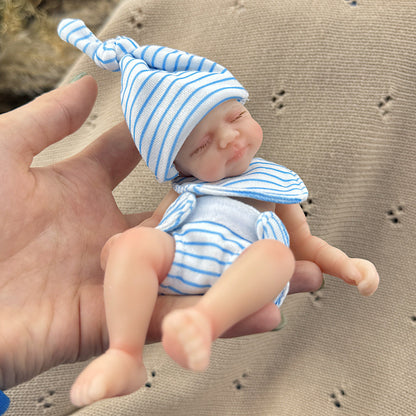 Poupée reborn miniature Pascale de 15 cm yeux fermés en silicone vêtue d'une tenue à rayures bleues