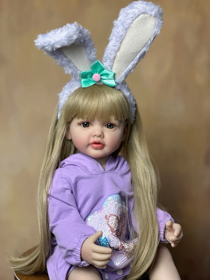 Bébé reborn de 55 cm yeux ouverts longs cheveux vêtue de vêtements violets et d'un serre-tête à oreilles de lapin - Betty