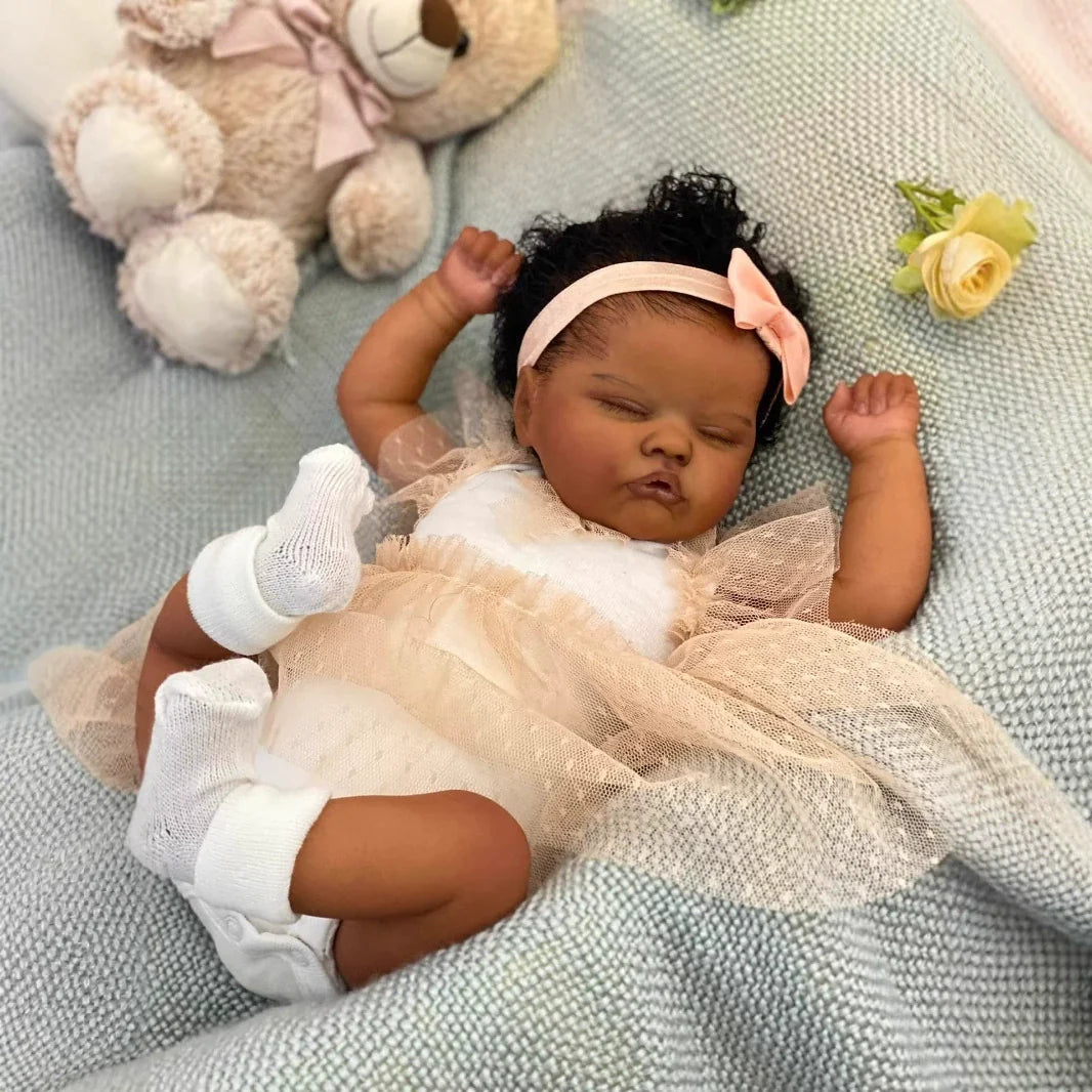 Bébé fille reborn de 18 pouces aux cheveux bouclés et à la peau foncée doux au toucher-Quinbee