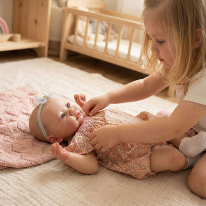 Poupée reborn Lali de 48 cm aux yeux ouverts vêtue de vêtements à fleurs