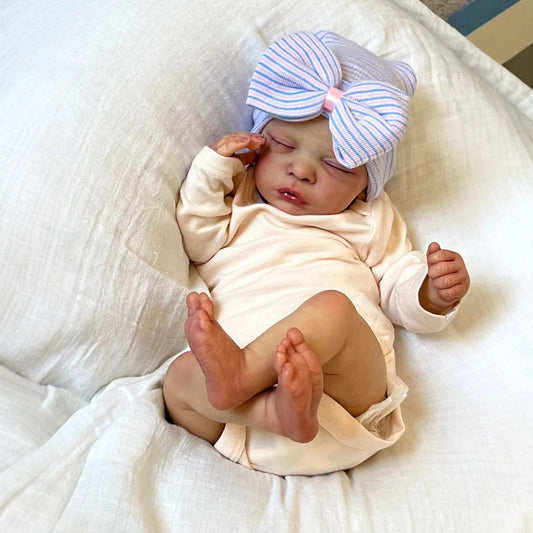 Poupée Reborn réaliste de 18 pouces yeux fermés avec chapeau-Romy