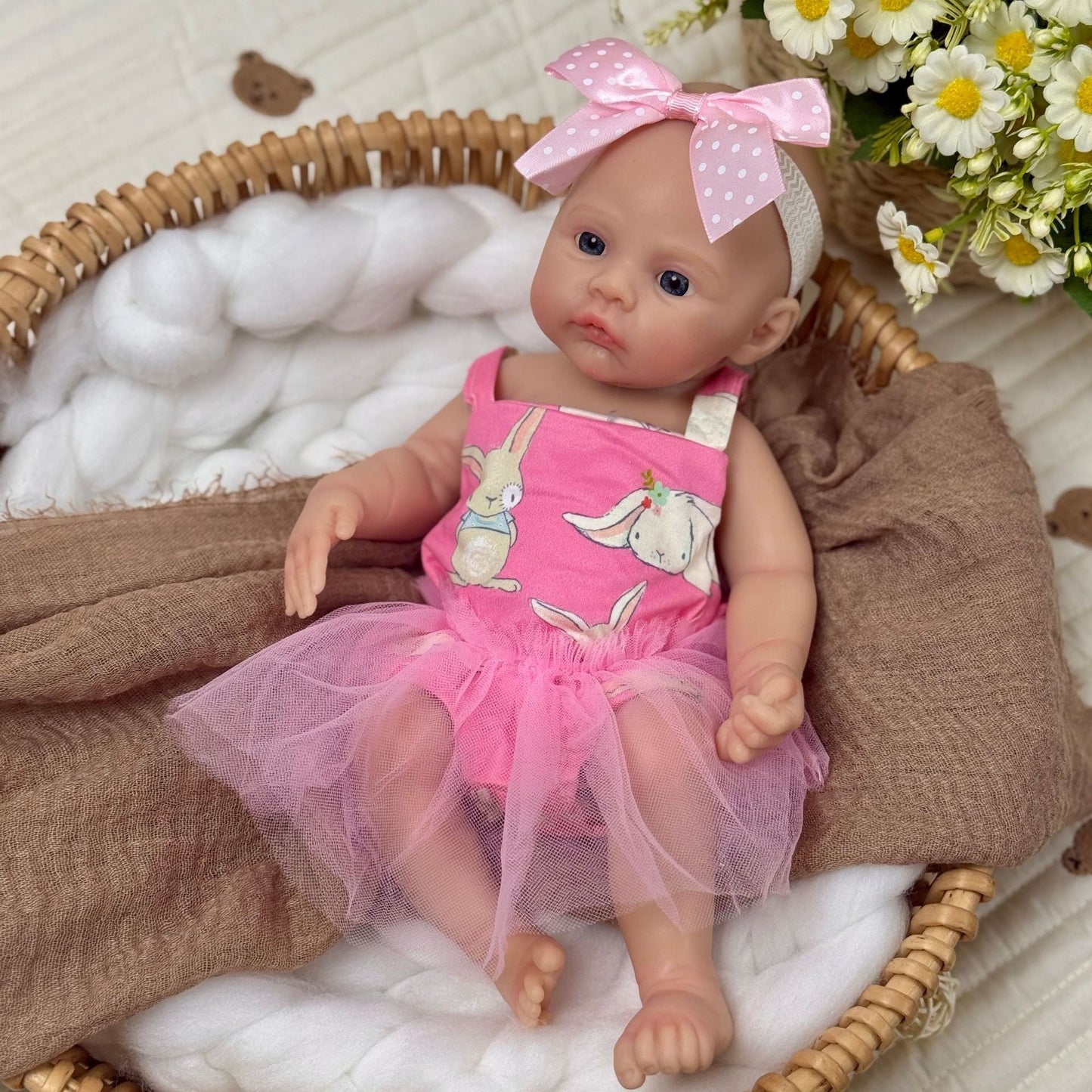 Bébé reborn en silicone de 30 cm fille vêtue d'une robe rose