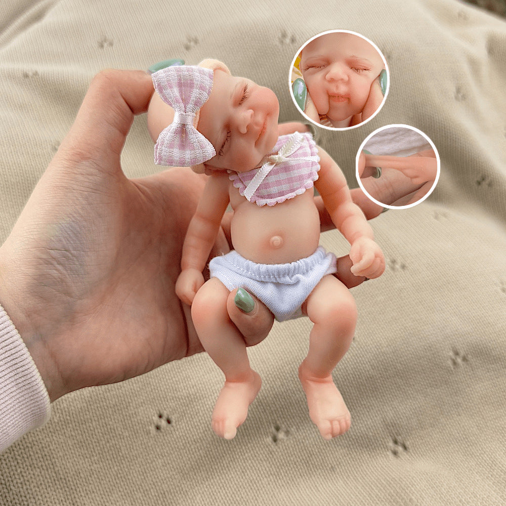 Poupée reborn miniature Pascale de 15 cm yeux fermés en silicone avec bavoir à carreaux roses
