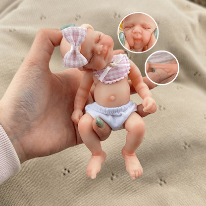 Poupée reborn miniature Pascale de 15 cm yeux fermés en silicone avec bavoir à carreaux roses