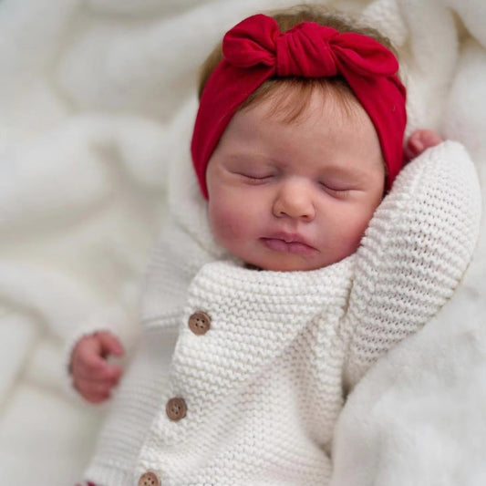 Poupée reborn Loulou de 50 cm yeux fermés vêtue de vêtements blancs