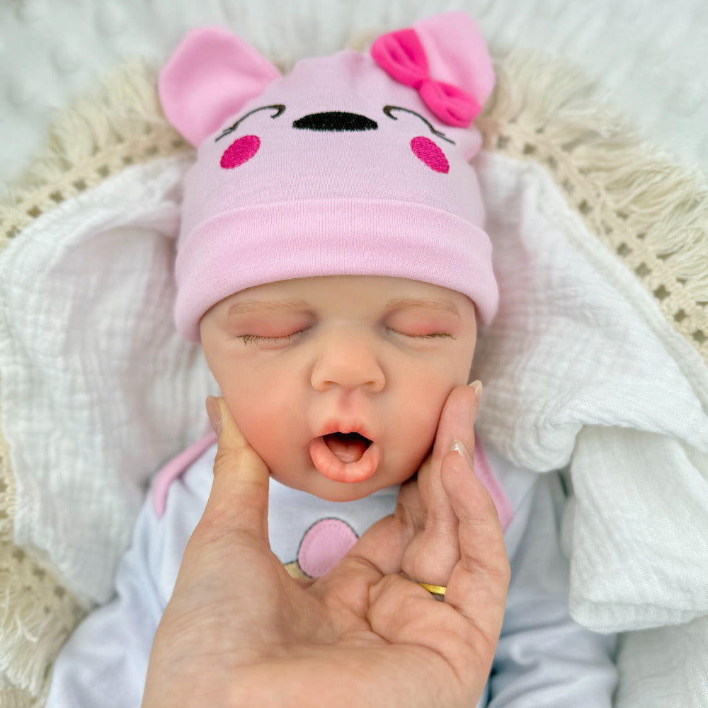 Poupée reborn Loulou de 45 cm entièrement en silicone extensible vêtue d'une tenue d'ours rose