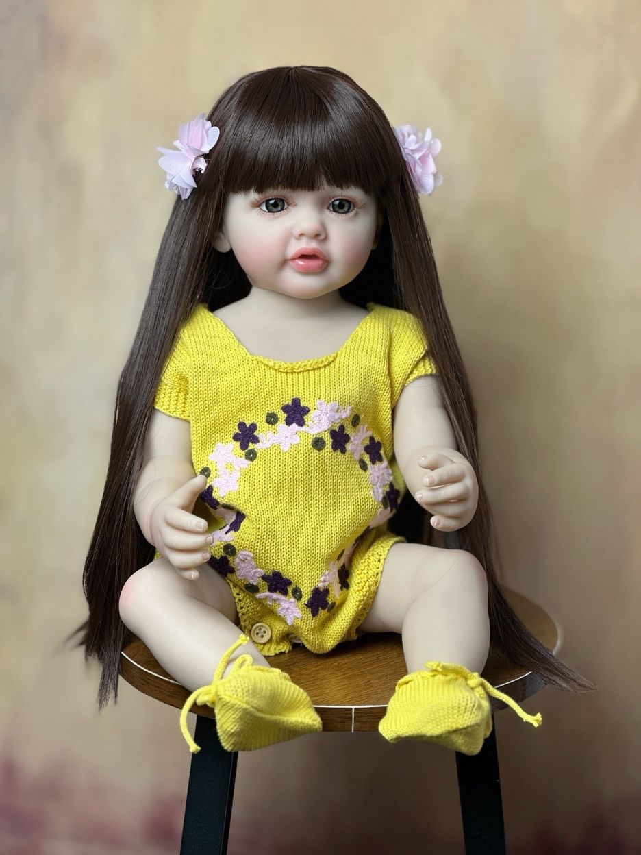 Bébé reborn Betty 55 cm cheveux longs vêtue de vêtements jaunes