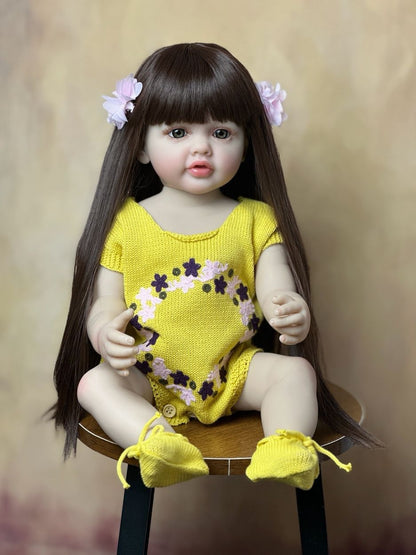 Bébé reborn Betty 55 cm cheveux longs vêtue de vêtements jaunes