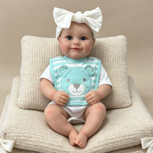 50cm réaliste yeux ouverts sourire Maddie Reborn bébé fille avec bavoir à rayures bleues