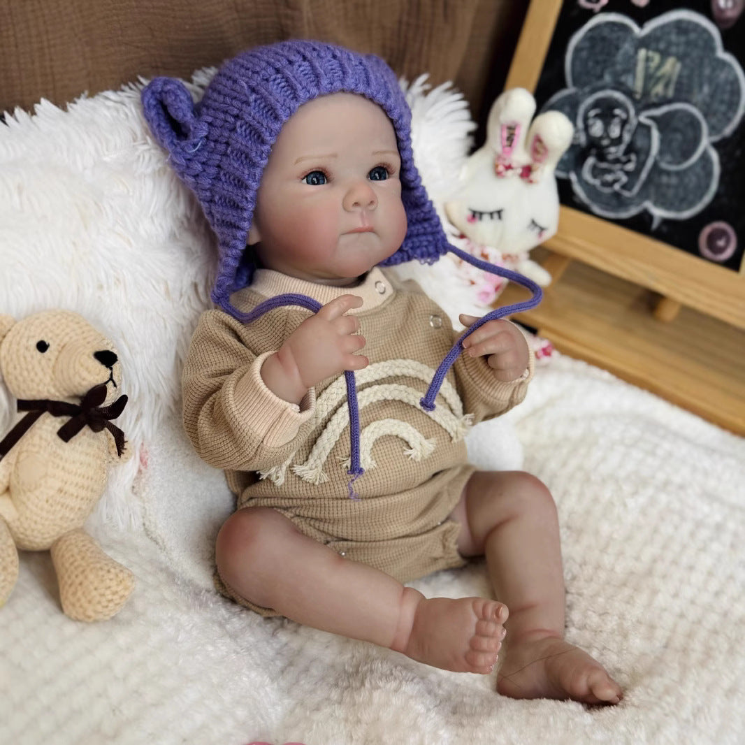 Bébé fille reborn Kelly aux yeux bleus de 50cm avec chapeau violet - Bettie