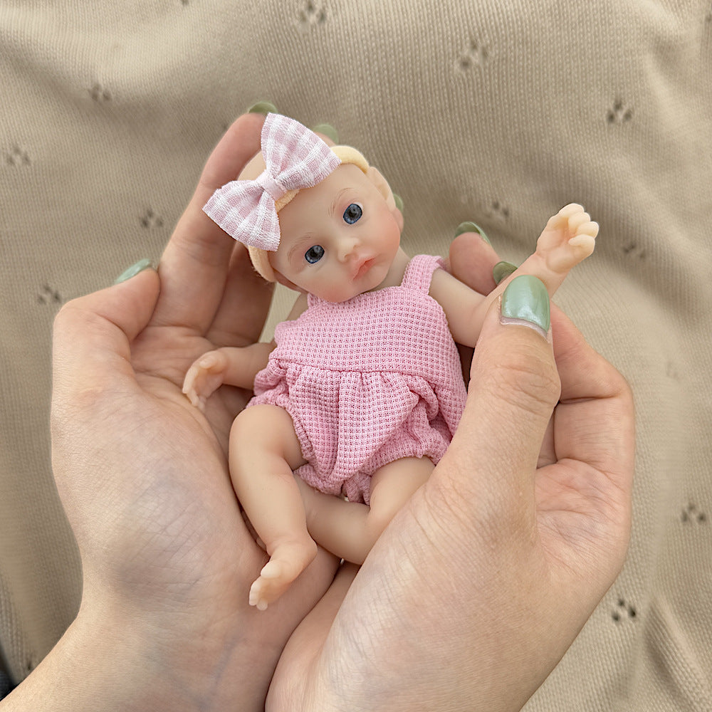 Poupée reborn miniature extensible en silicone de 15 cm couleur prairie vêtue d'une salopette rose