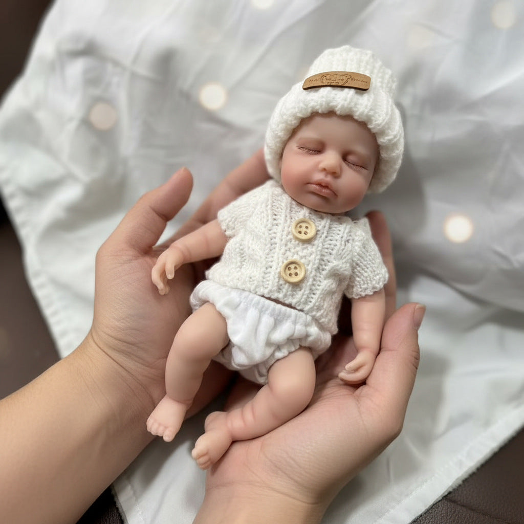 Bébé reborn Loulou fille de 20 cm en silicone intégral vêtue d'un pull blanc