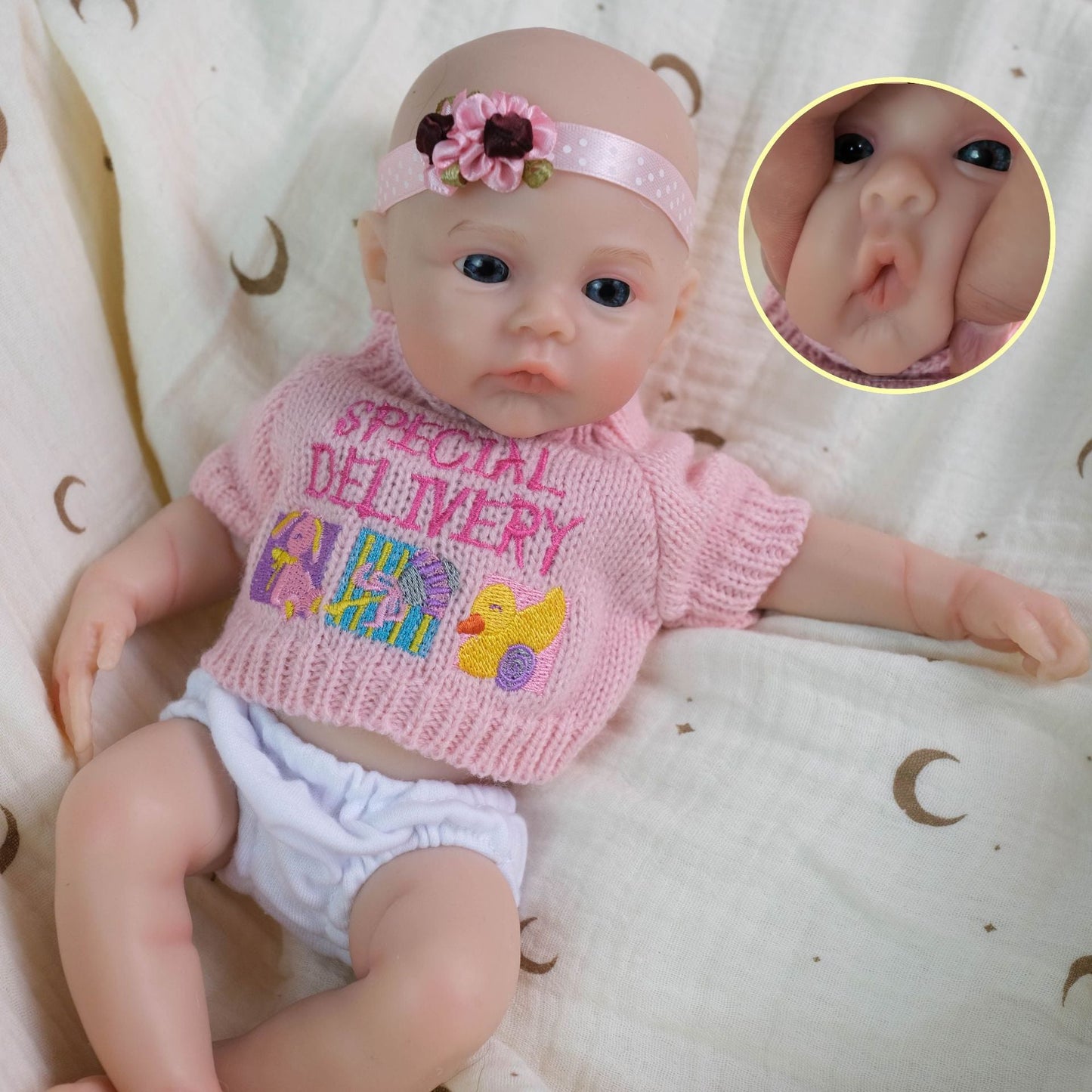 Bébé reborn de 30 cm en silicone souple fille des prairies vêtue d'un pull rose