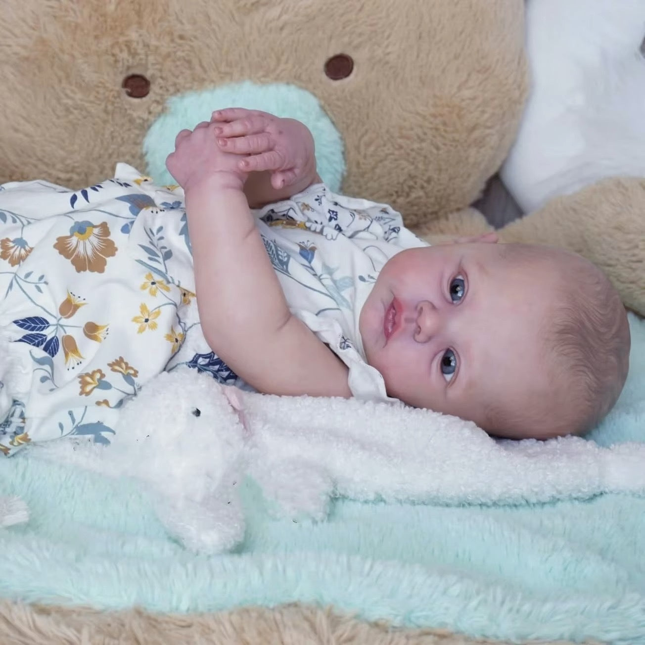 Bébé Reborn Mona Meadow yeux ouverts 48 cm