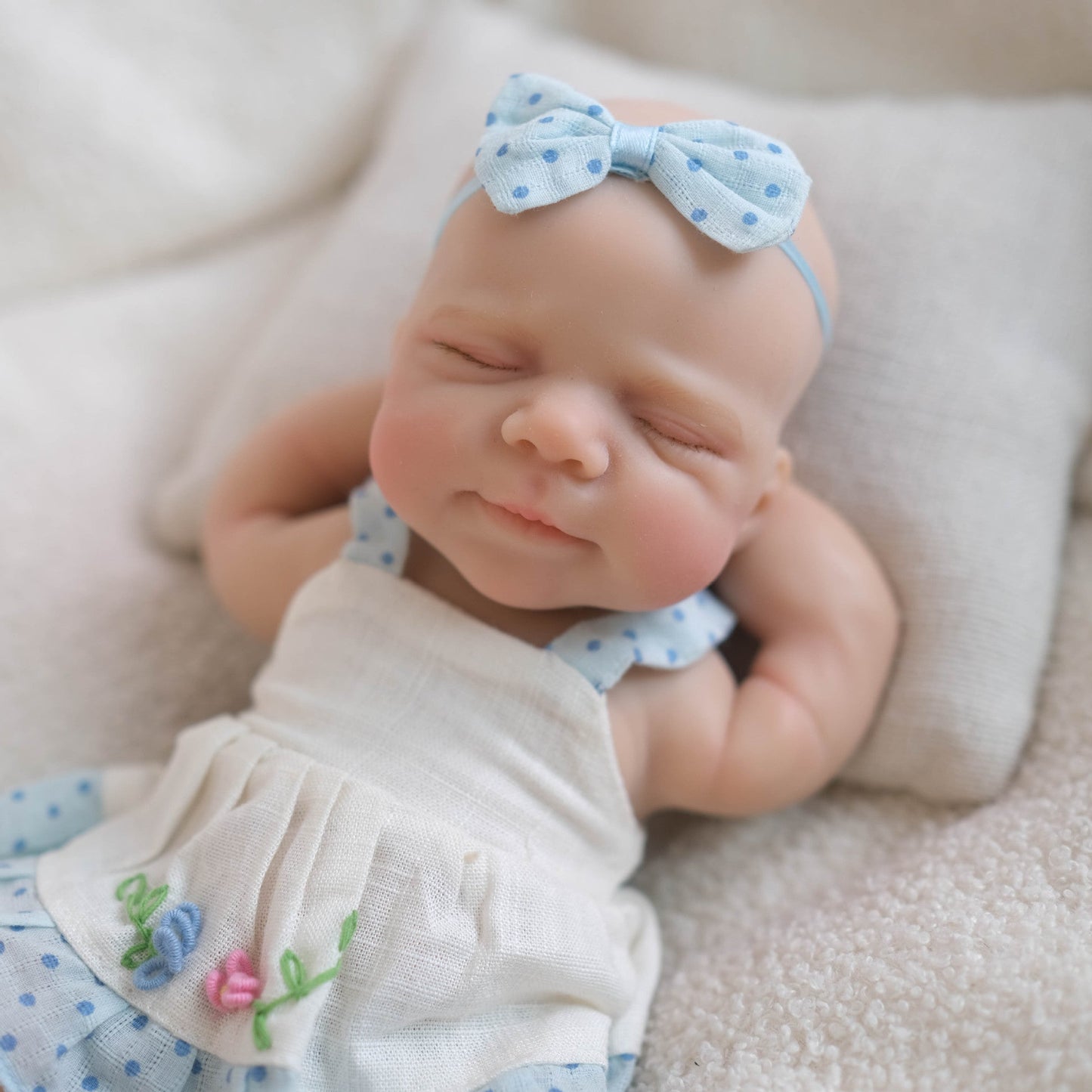 Bébé reborn Pascale en silicone de 20 cm fille vêtue d'une robe bleue