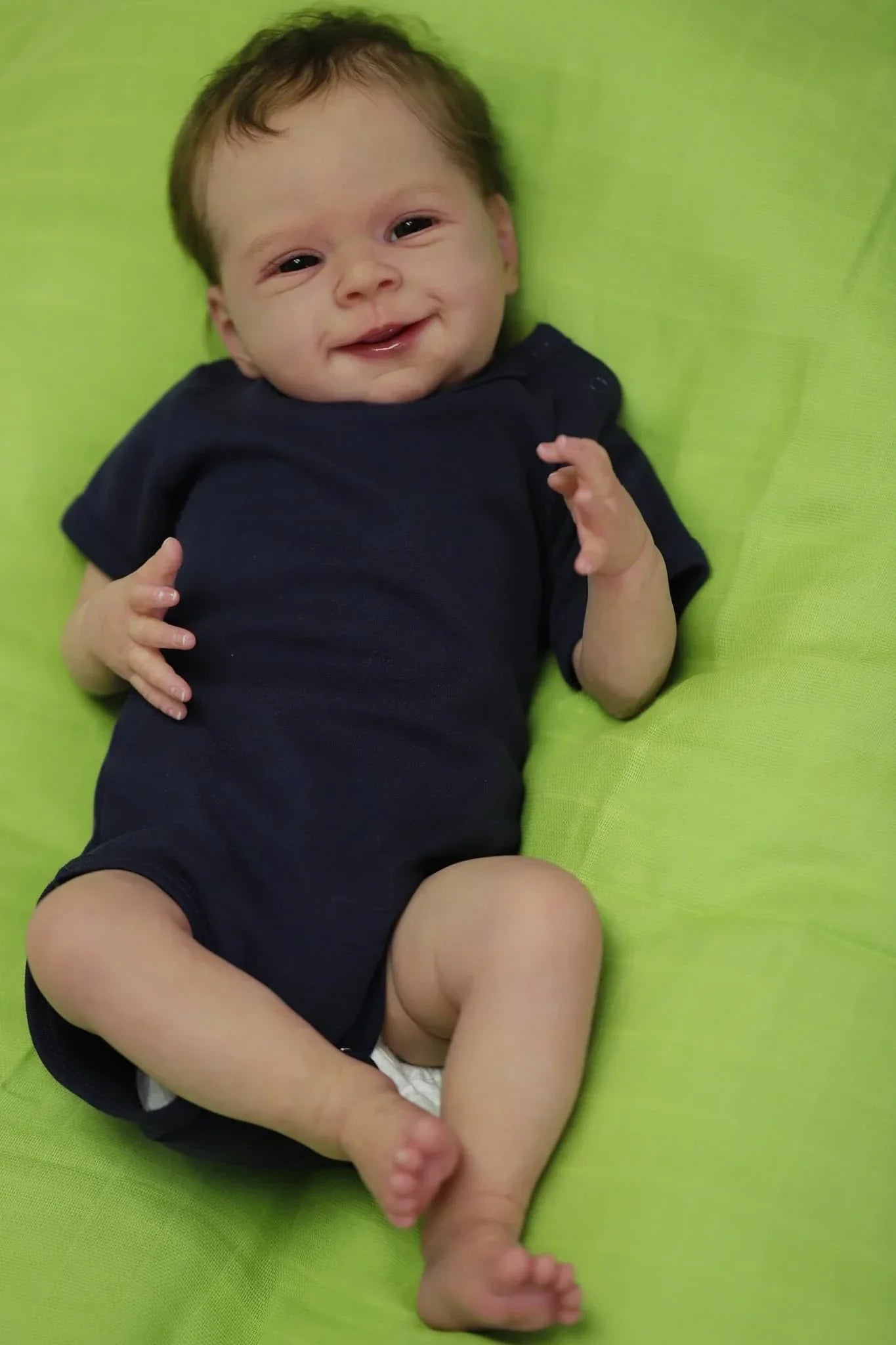 Poupée Reborn à cheveux courts yeux ouverts fabriquée à la main 19 pouces Sebastia