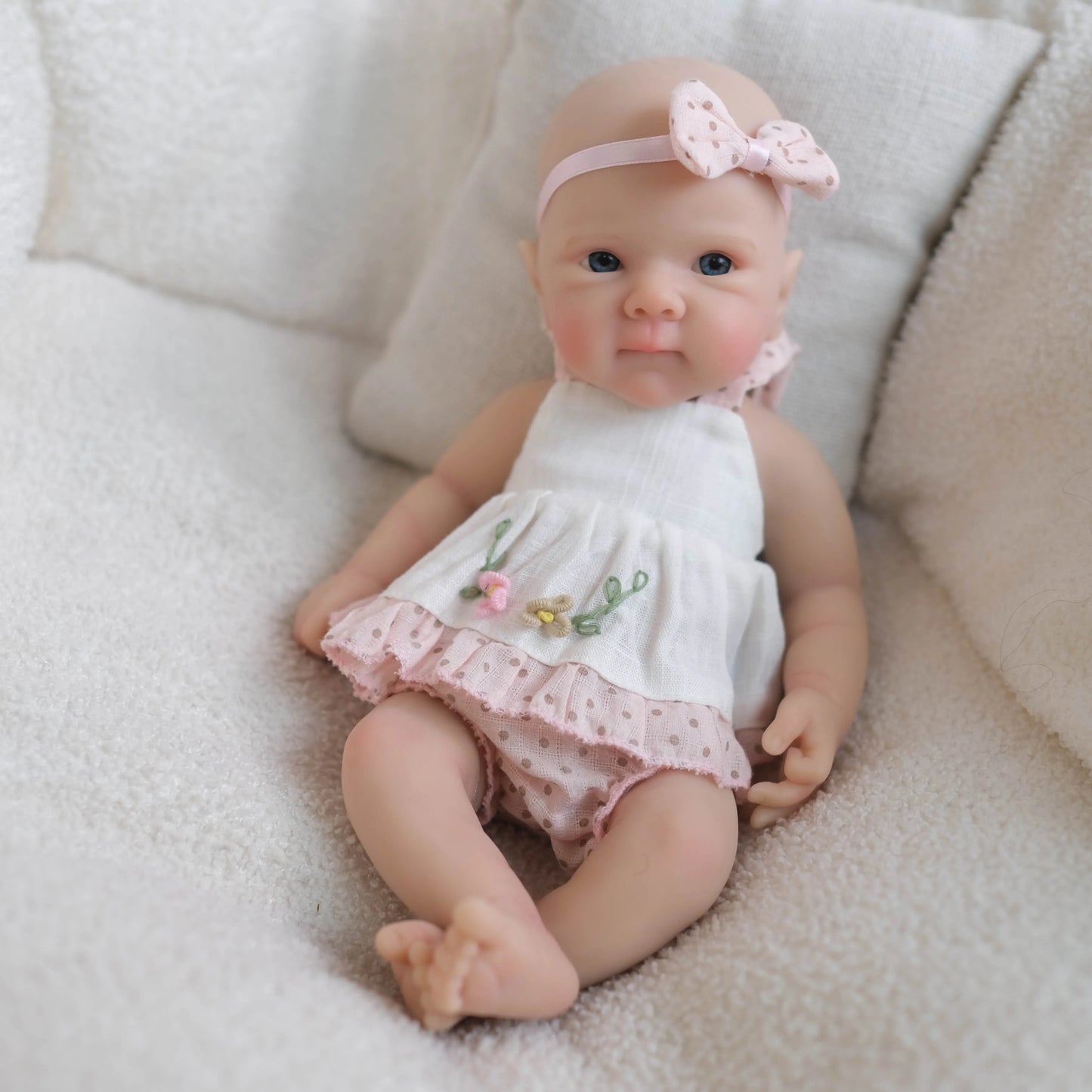 Bébé reborn Bettie fille de 20 cm en silicone souple vêtue d'une robe blanche