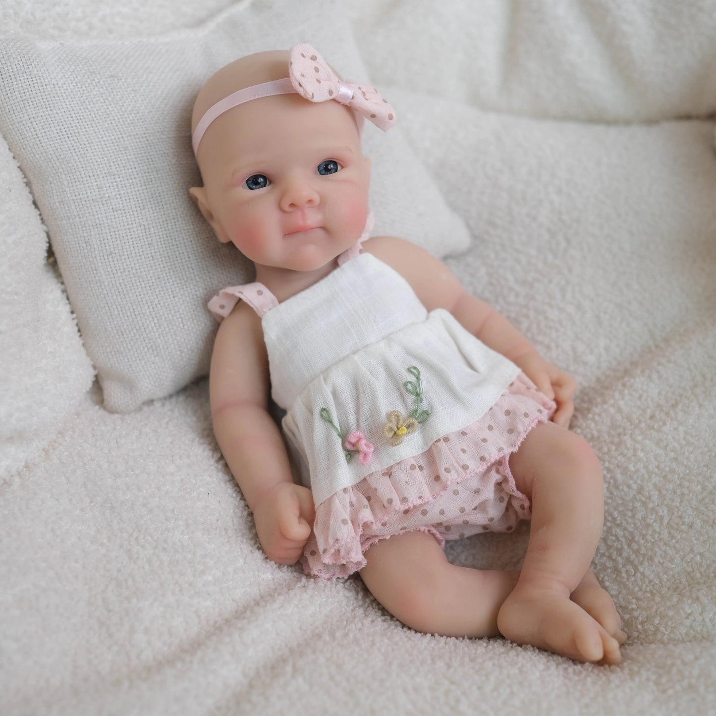 Bébé reborn Bettie fille de 20 cm en silicone souple vêtue d'une robe blanche