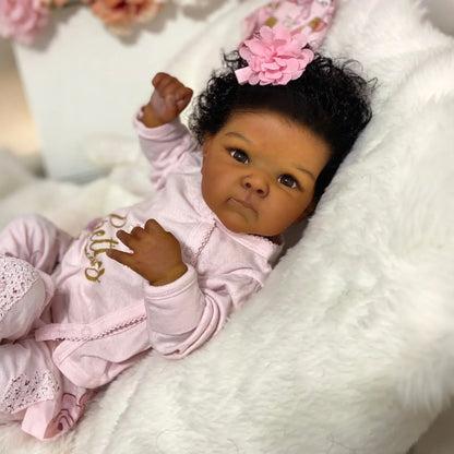 Bébé reborn de 18 pouces aux cheveux bouclés à la peau foncée au toucher doux et câlin-Bettie