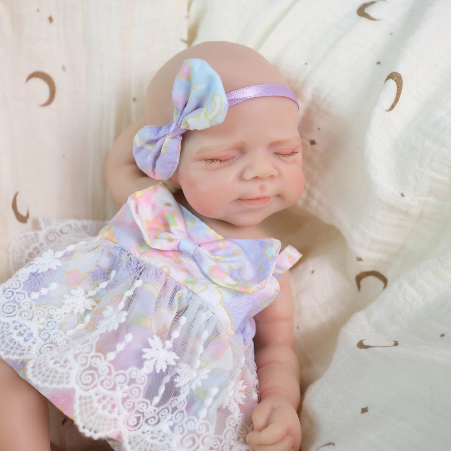 Poupée reborn Pascale de 30 cm en silicone souple bouche ouvrante vêtue d'une robe à fleurs