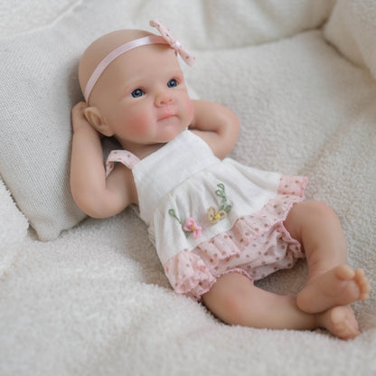 Bébé reborn Bettie fille de 20 cm en silicone souple vêtue d'une robe blanche